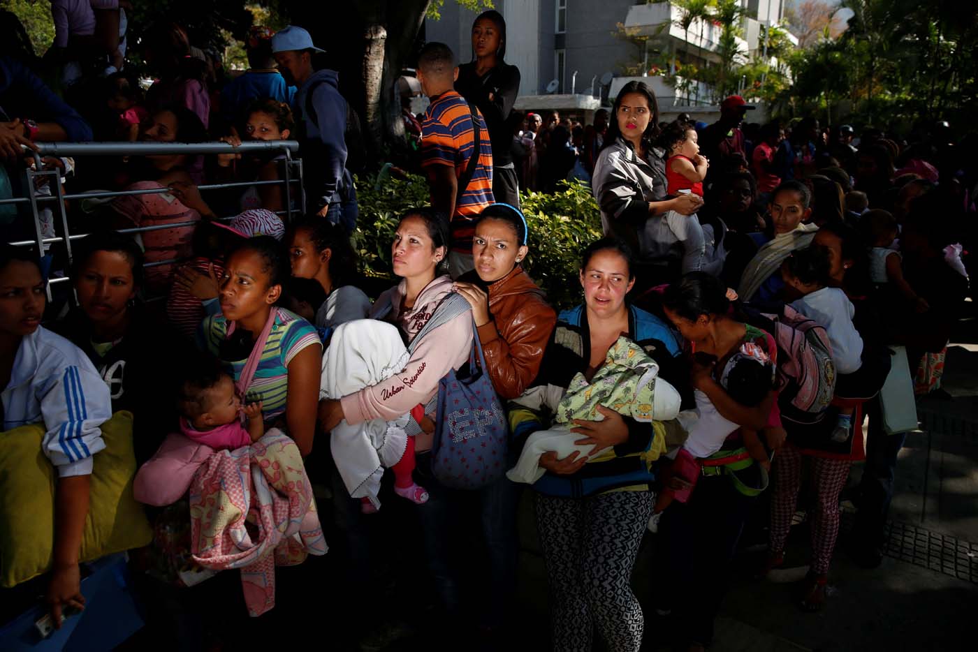 Women carrying babies queue as they try to buy diapers outside a pharmacy in Caracas, Venezuela March 18, 2017. REUTERS/Carlos Garcia Rawlins SEARCH "GARCIA QUEUEING" FOR THIS STORY. SEARCH "WIDER IMAGE" FOR ALL STORIES. TPX IMAGES OF THE DAY.