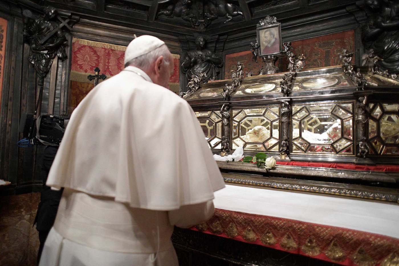 Pope Francis prays before the tomb of Saint Carlo Borromeo, a 16th century archbishop of Milan, at the Duomo, the cathedral of Milan, in Milan, Italy, March 25, 2017.     Osservatore Romano/Handout via Reuters ATTENTION EDITORS - THIS IMAGE WAS PROVIDED BY A THIRD PARTY. EDITORIAL USE ONLY. NO RESALES. NO ARCHIVE.