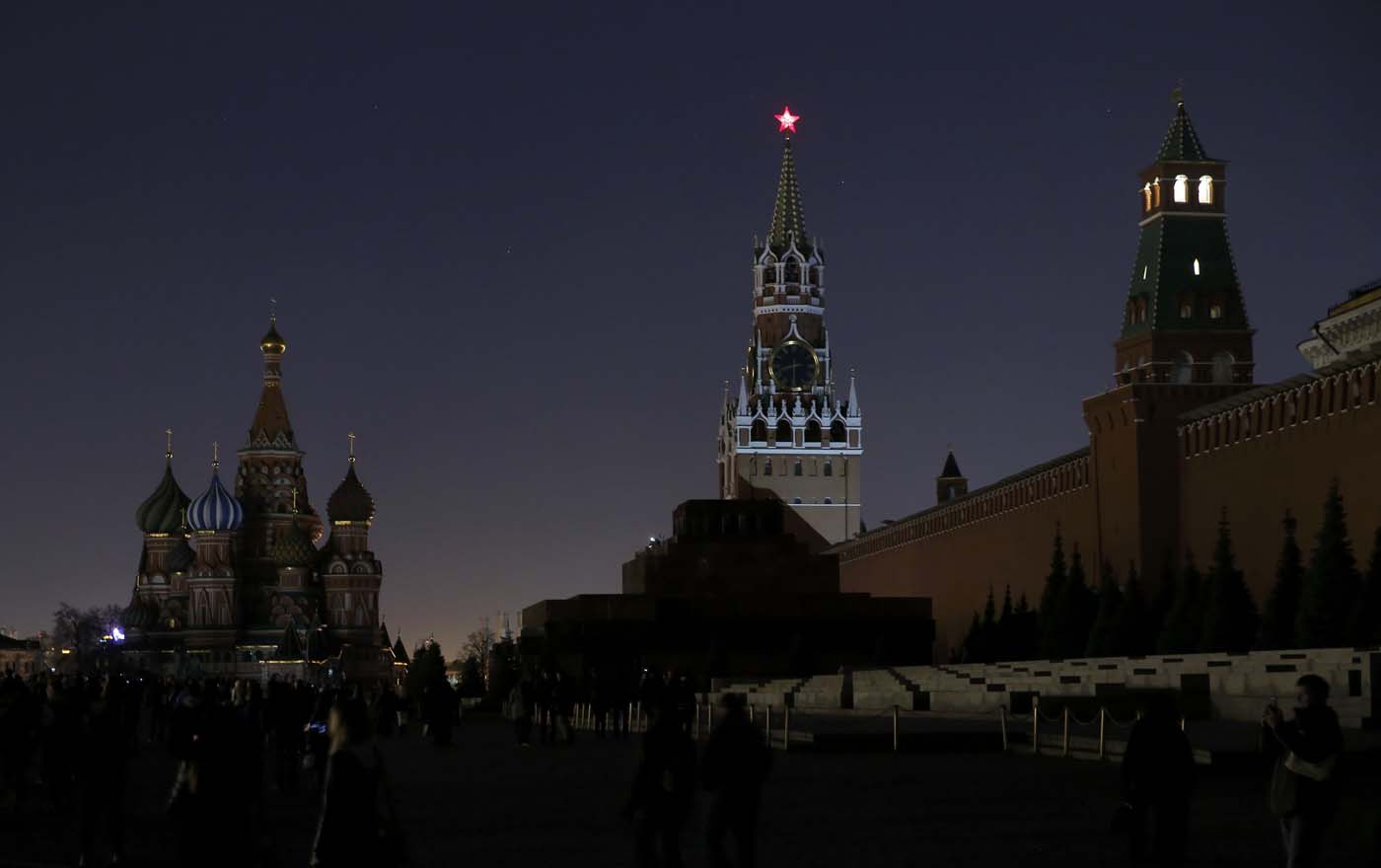 A view shows the St. Basil's Cathedral (L) and the Kremlin wall, after the lights were switched off for Earth Hour in Red Square in central Moscow, Russia, March 25, 2017. REUTERS/Maxim Shemetov