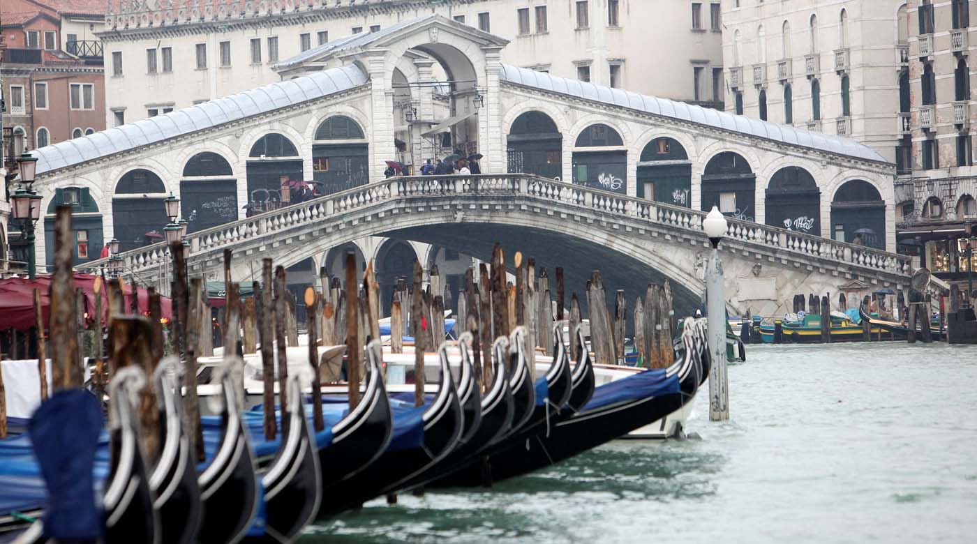 FILE PHOTO: A view of Rialto Bridge in Venice, Italy December 14, 2012. REUTERS/Manuel Silvestri/File Photo