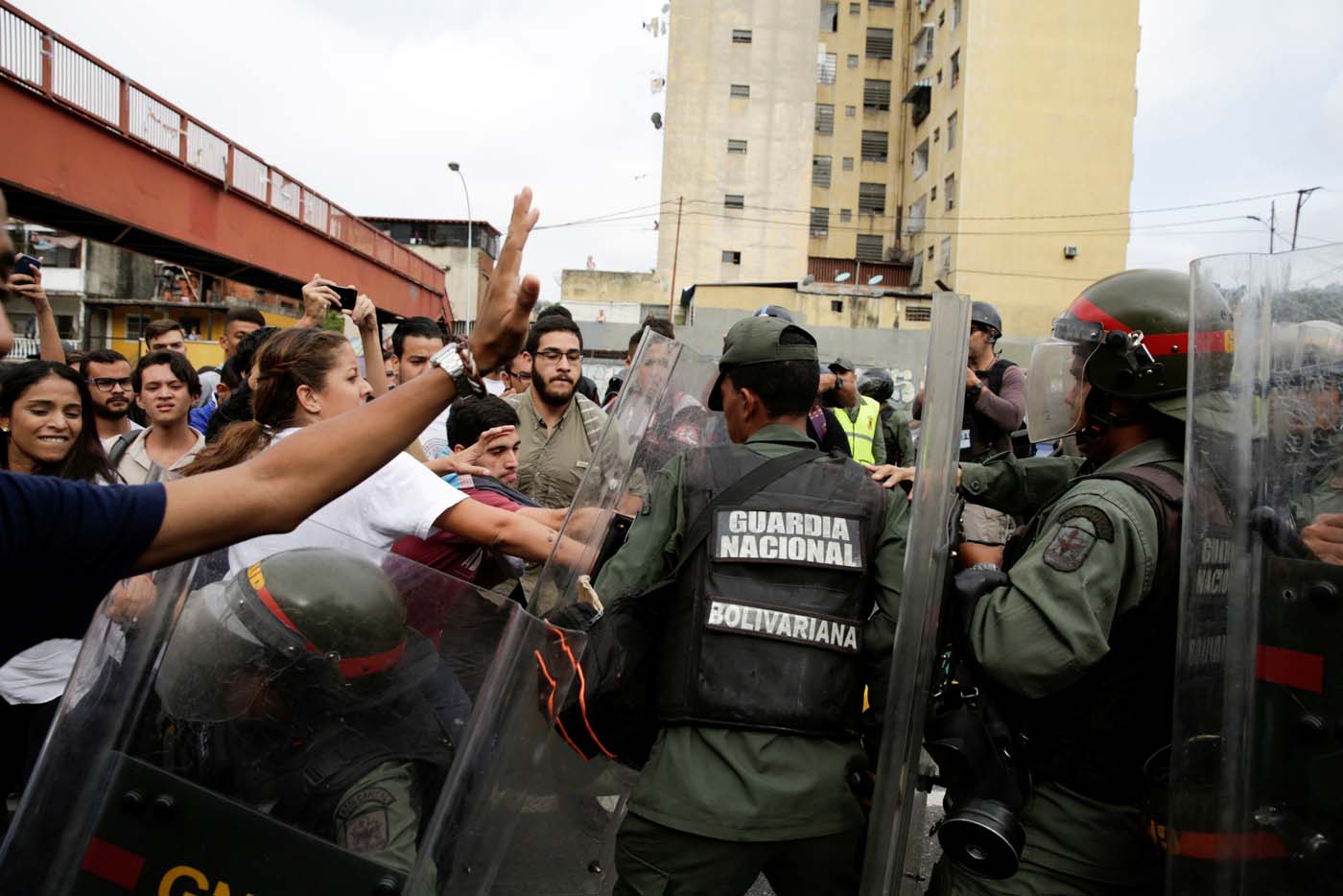 Opposition supporters clash with Venezuela's National Guards during a protest against Venezuelan President Nicolas Maduro's government outside the Supreme Court of Justice (TSJ) in Caracas, Venezuela March 31, 2017. REUTERS/Marco Bello