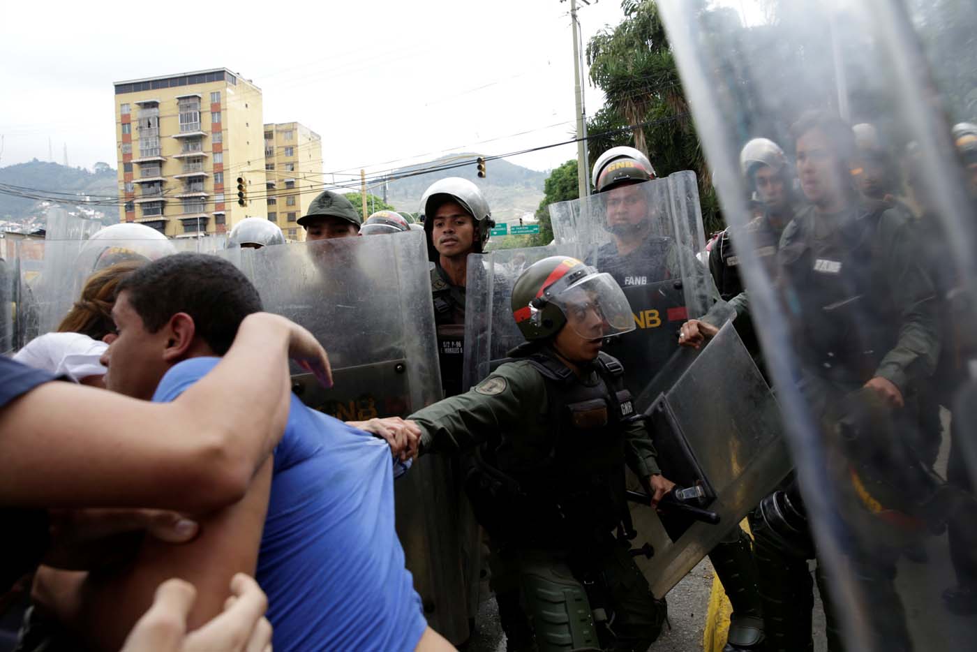 Opposition supporters clash with Venezuela's National Guards during a protest against Venezuelan President Nicolas Maduro's government outside the Supreme Court of Justice (TSJ) in Caracas, Venezuela March 31, 2017. REUTERS/Marco Bello