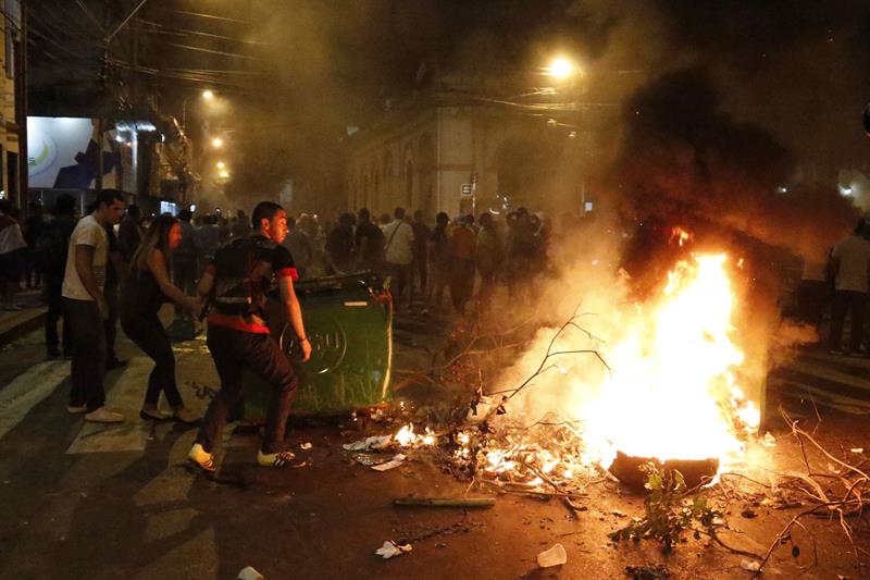 Manifestantes atacan hoy, viernes 31 de marzo de 2017, la sede del Congreso Nacional en Asunción (Paraguay). 
