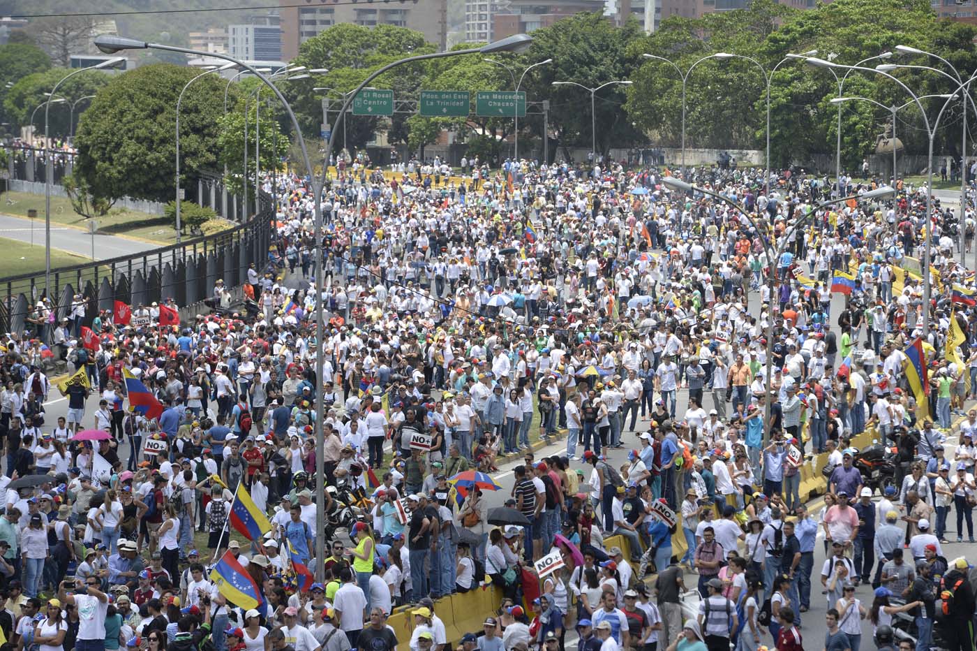 Venezuelan opposition activists gather to protest against the government of President Nicolas Maduro on April 6, 2017 in Caracas. The center-right opposition vowed fresh street protests -after earlier unrest left dozens of people injured - to increase pressure on Maduro, whom they blame for the country's economic crisis. / AFP PHOTO / FEDERICO PARRA