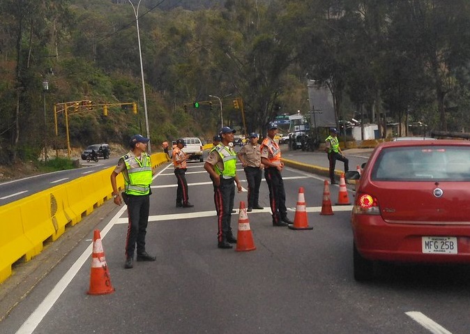 PNB colocan punto de control en la Panamericana, sentido Caracas. (Foto @Jennylannister)