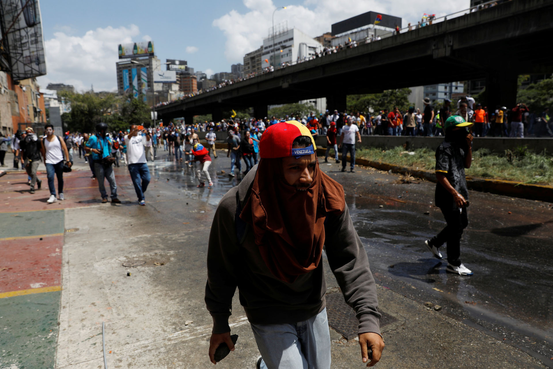 REFILE - REMOVING EXTRANEOUS WORD Demonstrators clash with security forces during an opposition rally in Caracas, Venezuela April 6, 2017. REUTERS/Carlos Garcia Rawlins