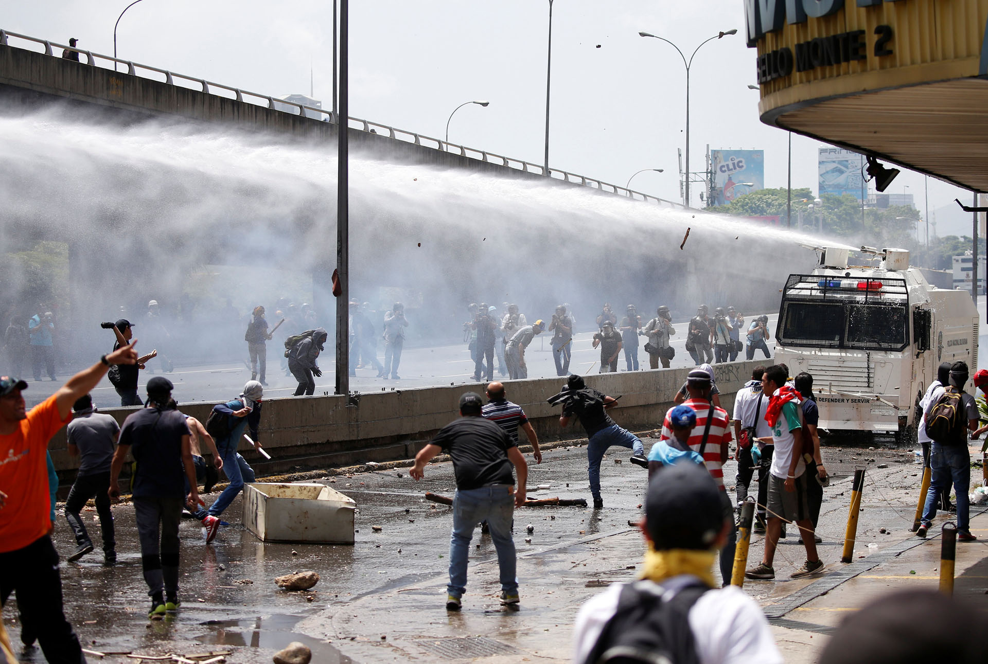 Police use a water cannon to disperse demonstrators during an opposition rally in Caracas, Venezuela April 6, 2017. REUTERS/Carlos Garcia Rawlins