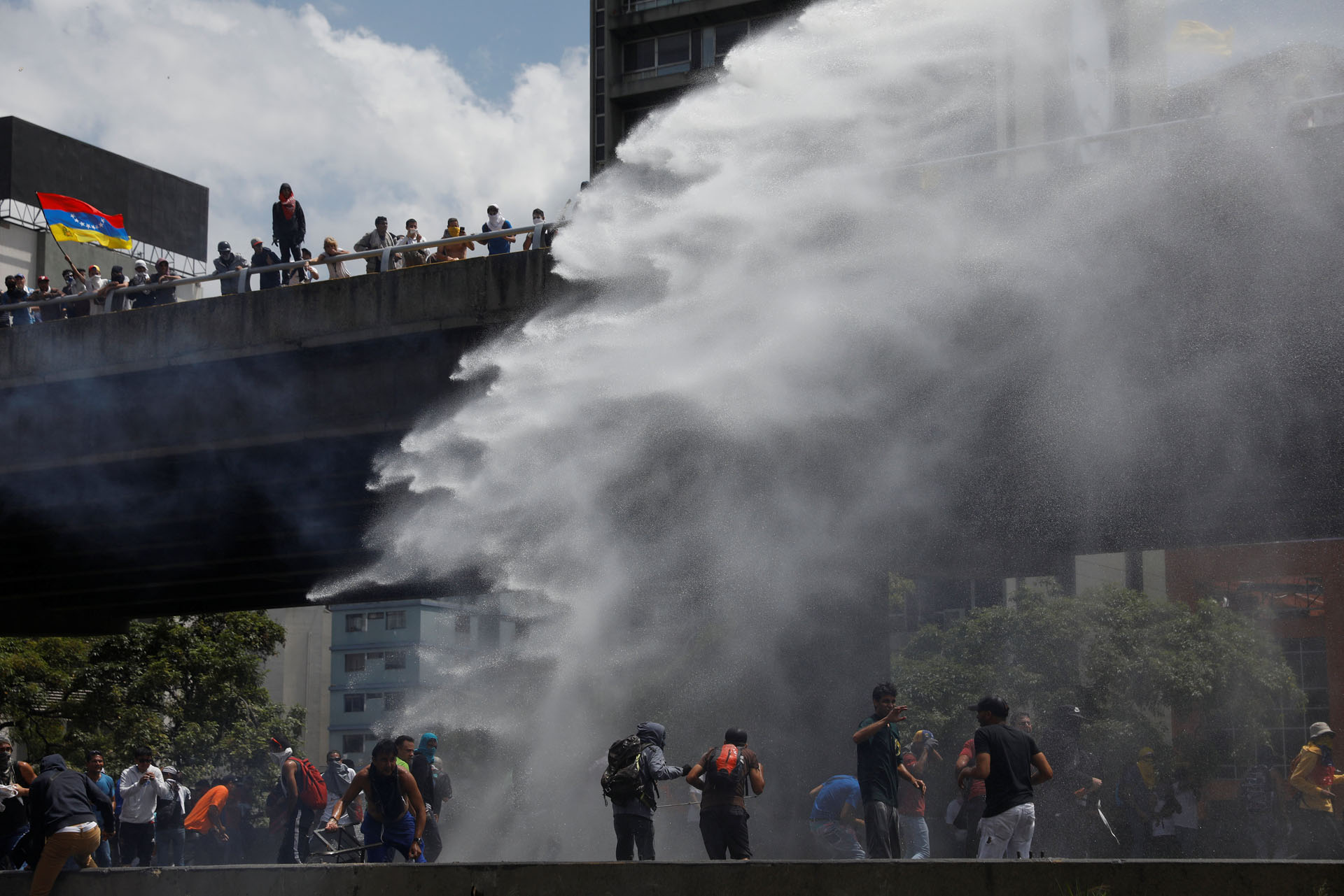 Police use a water cannon to disperse demonstrators during an opposition rally in Caracas, Venezuela April 6, 2017. REUTERS/Carlos Garcia Rawlins