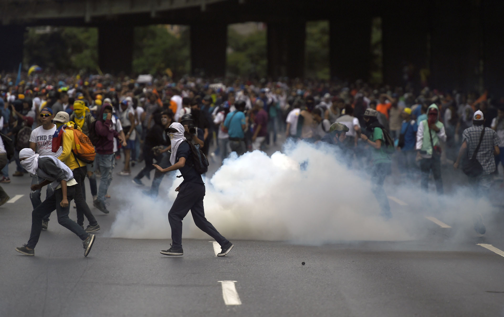 Venezuelan opposition activists hold a protest against the government of President Nicolas Maduro on April 6, 2017 in Caracas. The center-right opposition vowed fresh street protests -after earlier unrest left dozens of people injured - to increase pressure on Maduro, whom they blame for the country's economic crisis. / AFP PHOTO / JUAN BARRETO