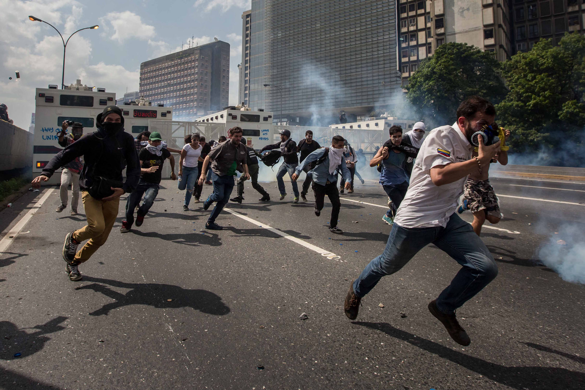 CAR01. CARACAS (VENEZUELA), 06/04/2017 - Un grupo de personas participa en una manifestación de opositores al gobierno de Nicolás Maduro hoy, jueves 6 de abril de 2017, en Caracas (Venezuela). Dos fotógrafos de la Agencia EFE en Caracas resultaron hoy heridos durante una protesta opositora en Caracas cuando agentes de los cuerpos de seguridad dispararon a quemarropa contra ellos mientras cubrían gráficamente la manifestación en el este de la capital venezolana. EFE/MIGUEL GUTIERREZ
