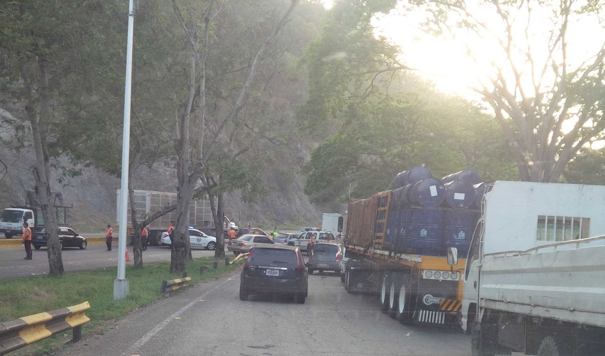 Paso restringido en la ARC a la altura de Tejerías, sentido Caracas. (Foto @victoriosa_28)
