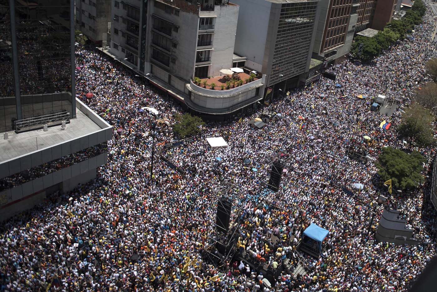 Thousands of demonstrators protesting against President Nicolas Maduro's government march in Caracas on April 8, 2017.  The opposition is accusing pro-Maduro Supreme Court judges of attempting an internal "coup d'etat" for attempting to take over the opposition-majority legislature's powers last week. The socialist president's supporters held counter-demonstrations on Thursday, condemning Maduro's opponents as "imperialists" plotting with the United States to oust him.  / AFP PHOTO / CARLOS BECERRA
