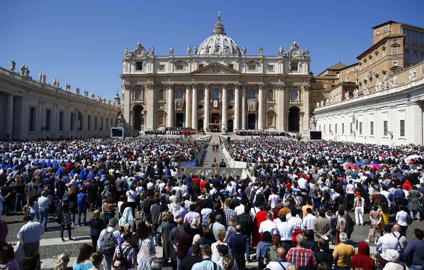 Faithful gather as Pope Francis leads the Palm Sunday Mass in Saint Peter's Square at the Vatican April 9, 2017. REUTERS/Tony Gentile