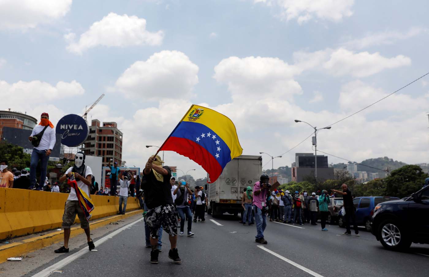 Demonstrators rally against Venezuela's President Nicolas Maduro's government in Caracas, Venezuela, April 10, 2017. REUTERS/Carlos Garcia Rawlins