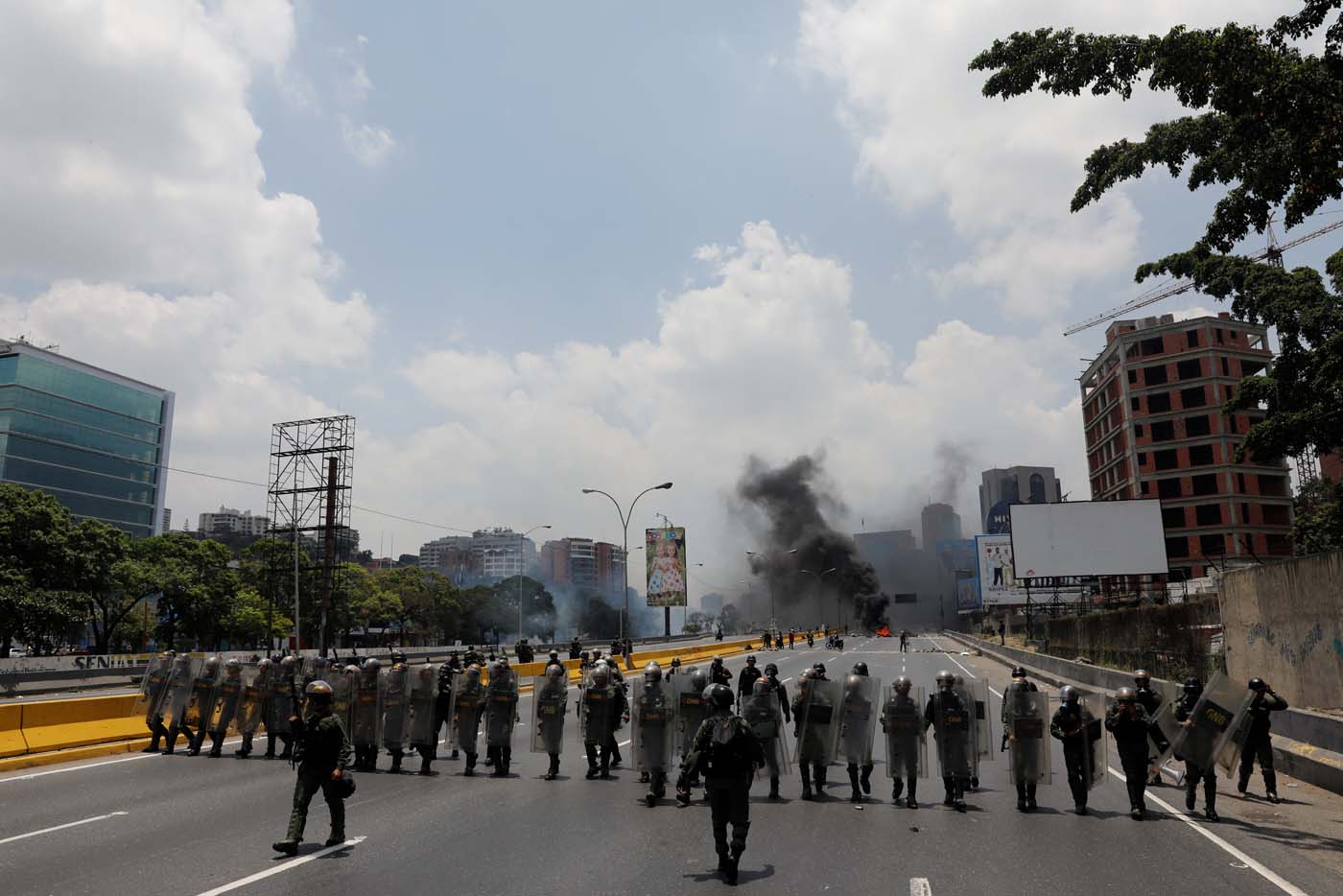 Riot police take position as demonstrators rally against Venezuela's President Nicolas Maduro's government in Caracas, Venezuela April 10, 2017. REUTERS/Carlos Garcia Rawlins