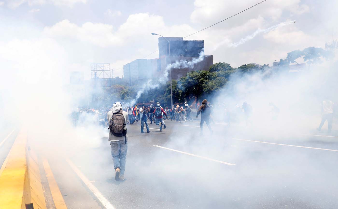 Demonstrators clash with riot police during a rally against Venezuela's President Nicolas Maduro's government in Caracas, Venezuela April 10, 2017. REUTERS/Carlos Garcia Rawlins TPX IMAGES OF THE DAY