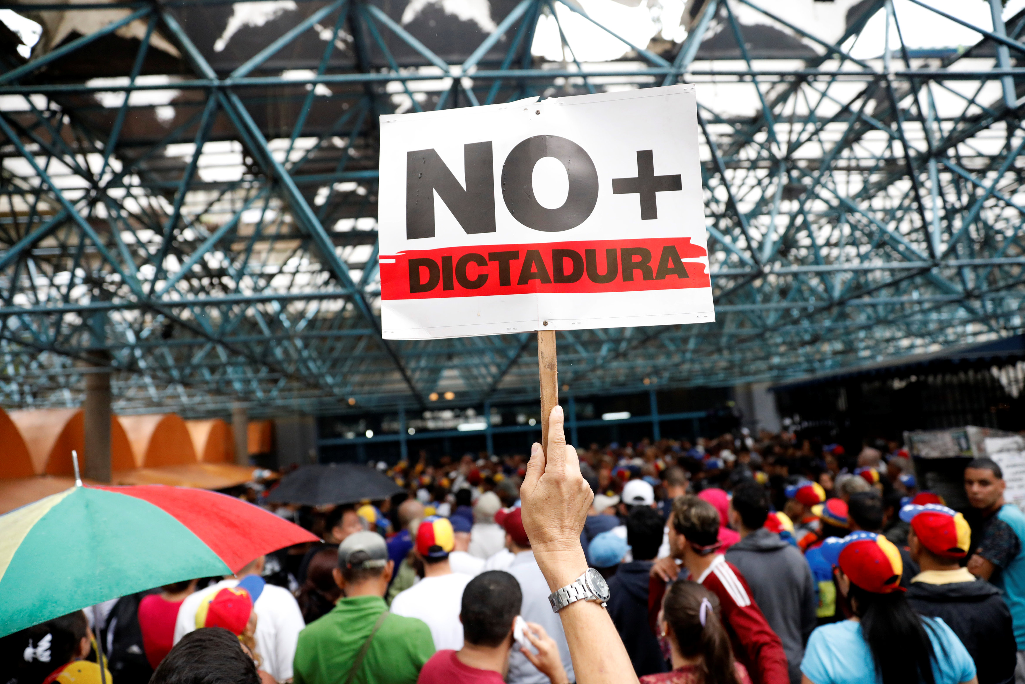 A pesar de la lluvia, manifestantes comenzaron a llegar a Montalbán. Foto: REUTERS/Carlos Garcia Rawlins