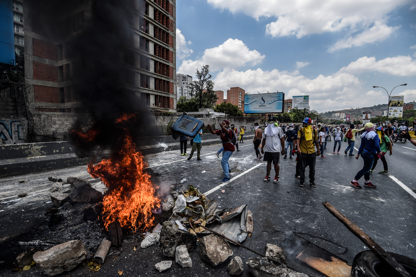 Imagen de los enfrentamientos entre manifestantes y la PNB el pasado 10 de abril en Caracas. Crédito: AFP