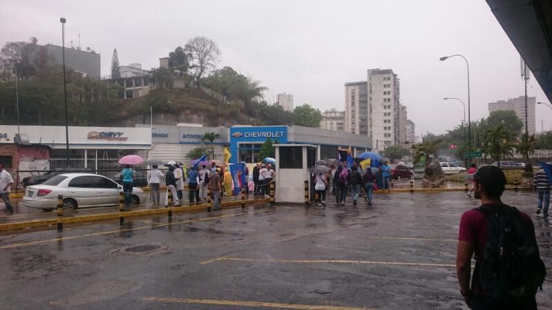 Unas 40 personas trancan parcialmente la vía frente al Central Madeirense de El Marqués. Foto: Jorge Luis Pérez Valery