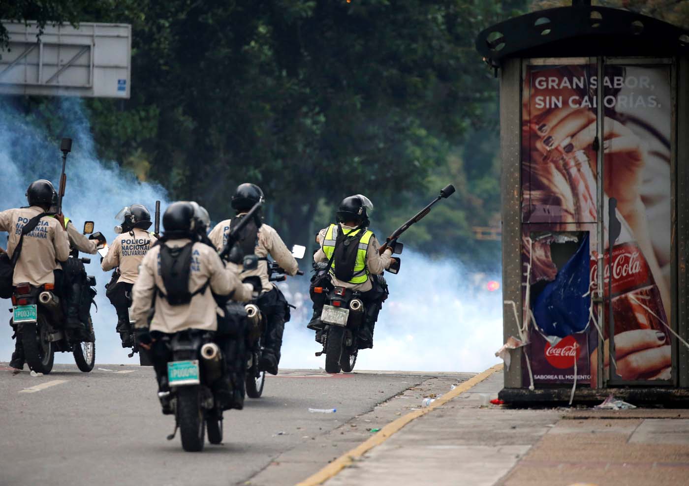Riot police take positions during the so called "mother of all marches" against Venezuela's President Nicolas Maduro in Caracas, Venezuela, April 19, 2017. REUTERS/Carlos Garcia Rawlins