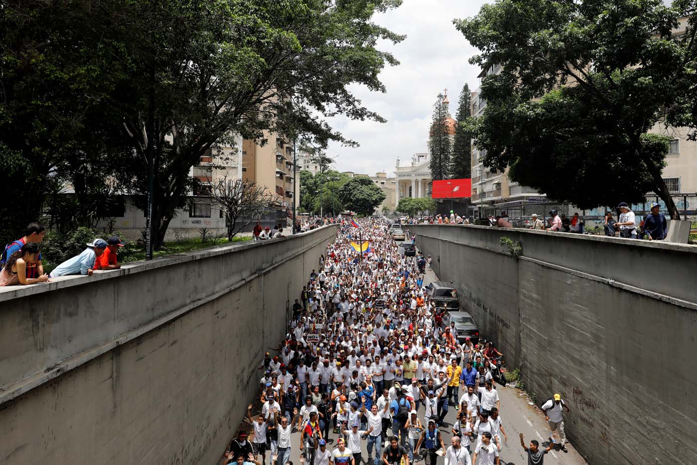 Demonstrators take part in a rally to honour victims of violence during a protest against Venezuela's President Nicolas Maduro's government in Caracas, Venezuela, April 22, 2017. REUTERS/Carlos Garcia Rawlins