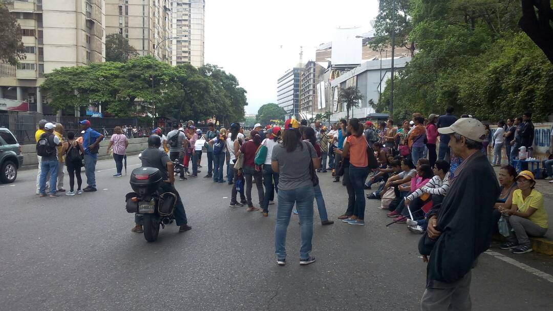 Manifestantes en el Unicentro, dirección oeste (Foto Régulo Gómez)