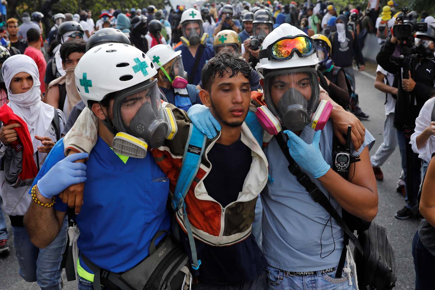 Volunteers help an injured demonstrator (C) during a rally against Venezuela's President Nicolas Maduro in Caracas, Venezuela April 24, 2017. Picture taken April 24, 2017. REUTERS/Carlos Garcia Rawlins