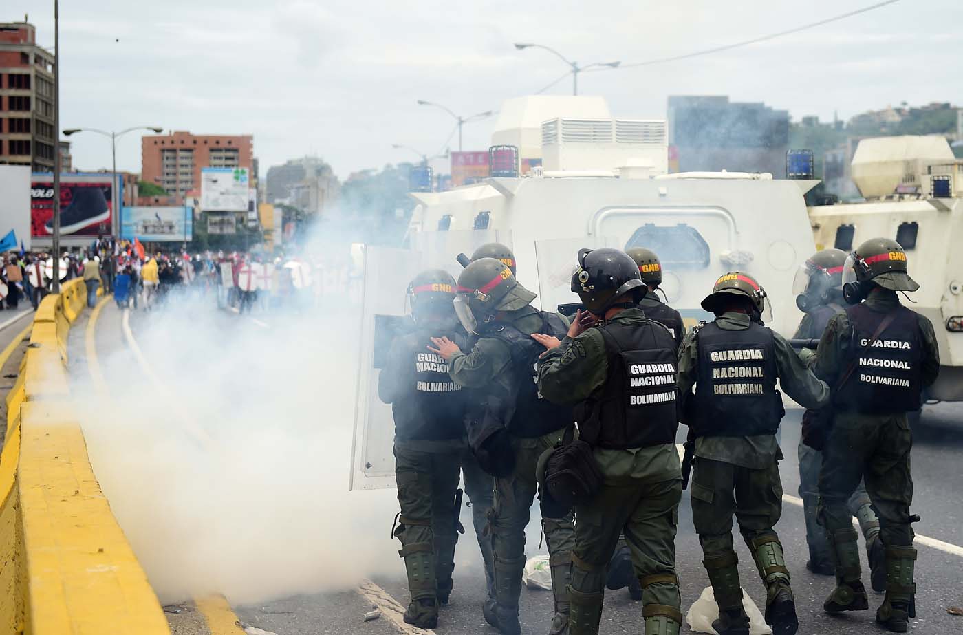 Opposition activists clash with riot police during a protest against Venezuelan President Nicolas Maduro, in Caracas on May 3, 2017. Venezuela's angry opposition rallied Wednesday vowing huge street protests against President Nicolas Maduro's plan to rewrite the constitution and accusing him of dodging elections to cling to power despite deadly unrest. / AFP PHOTO / RONALDO SCHEMIDT