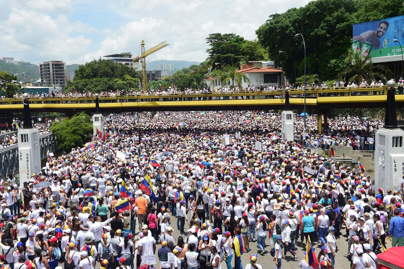 Venezuelan opposition activists take part in a women's march aimed to keep pressure on President Nicolas Maduro, whose authority is being increasingly challenged by protests and deadly unrest, in Caracas on May 6, 2017. The death toll since April, when the protests intensified after Maduro's administration and the courts stepped up efforts to undermine the opposition, is at least 36 according to prosecutors. / AFP PHOTO / RONALDO SCHEMIDT