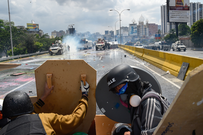 Escuderos de la Libertad en medio de la represión este #10May  / AFP PHOTO / FEDERICO PARRA