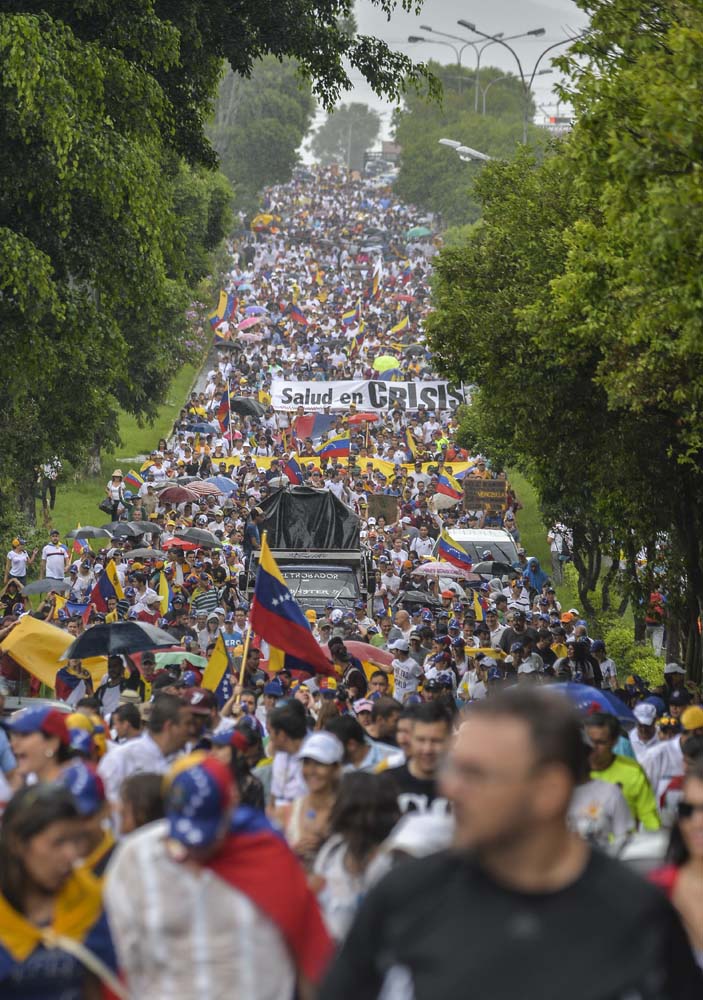 People march against President Nicolas Maduro in San Cristobal, Tachira State, Venezuela, on May 20, 2017. Venezuelan protesters and supporters of embattled President Nicolas Maduro take to the streets Saturday as a deadly political crisis plays out in a divided country on the verge of paralysis. / AFP PHOTO / LUIS ROBAYO