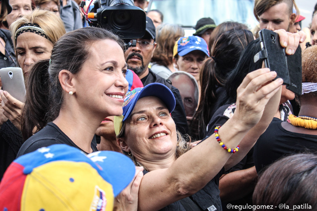 Vestidas de negro y en paz manifestaron las madres por una Venezuela sin violencia. Foto: Régulo Gómez / LaPatilla.com 