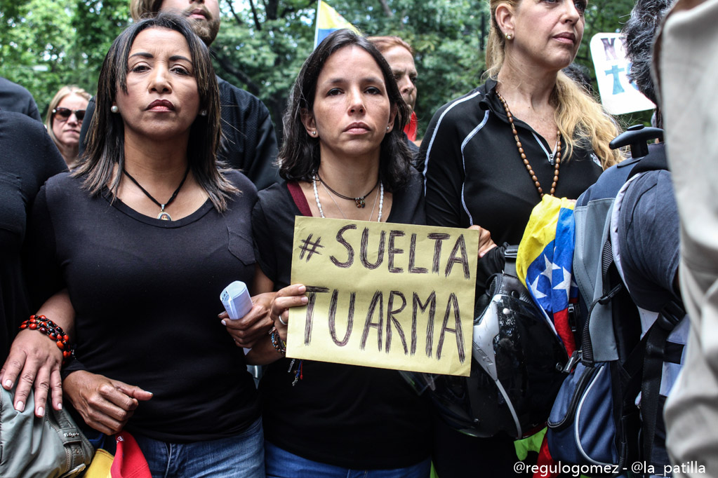 Vestidas de negro y en paz manifestaron las madres por una Venezuela sin violencia. Foto: Régulo Gómez / LaPatilla.com 