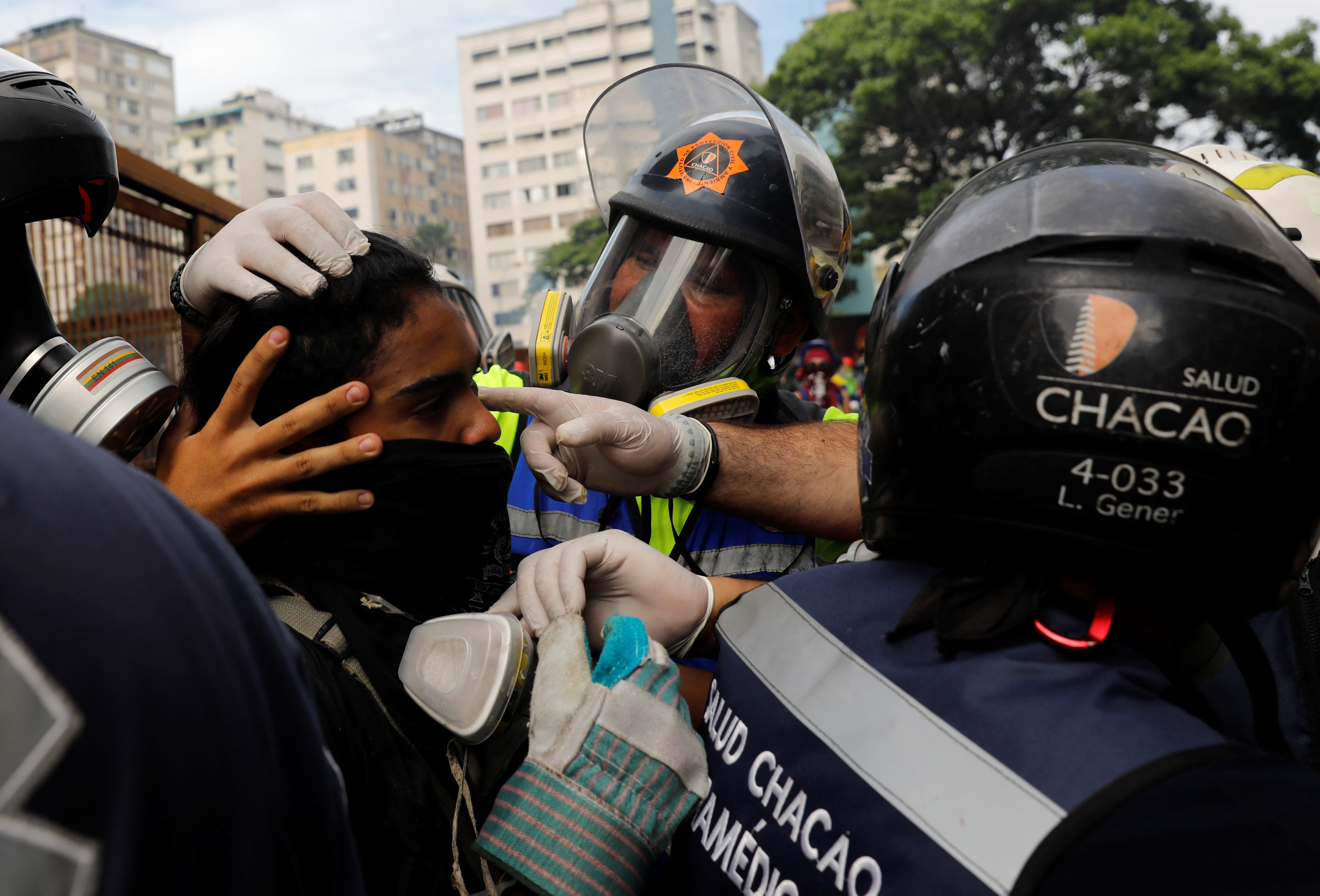 Paramédicos de Salud Chacao prestan atención médica a un herido durante las manifestaciones. REUTERS/Carlos Garcia Rawlins