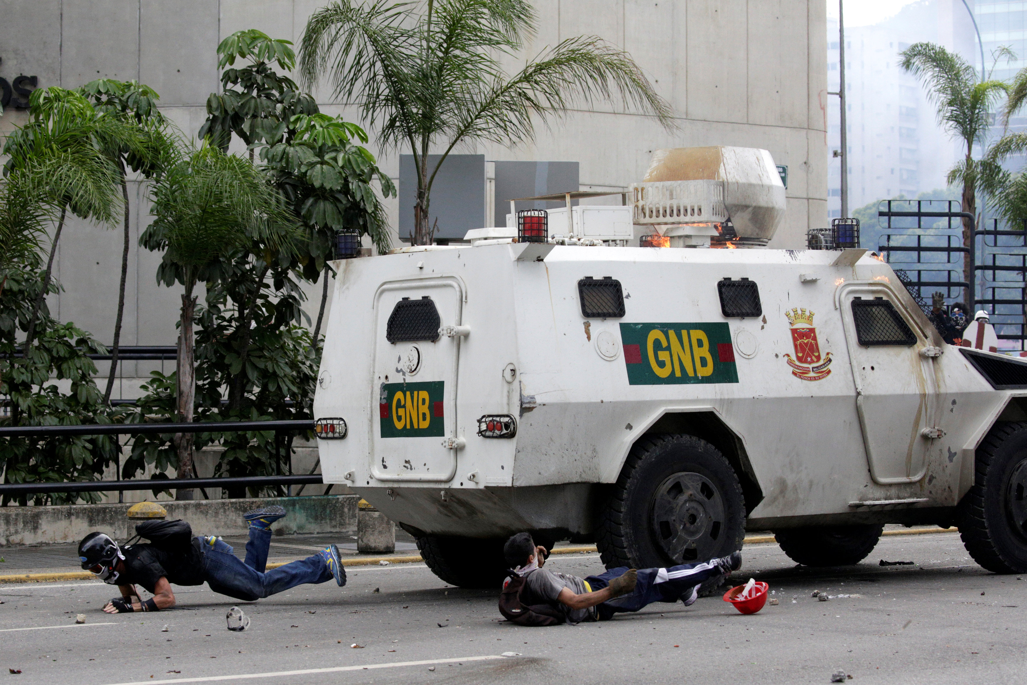 Tanqueta de la GN arrolló de manera ofensiva a manifestante en Altamira. REUTERS/Marco Bello TPX IMAGES OF THE DAY
