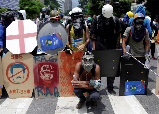 Escuderos en medio de brutal reprsión en Caracas, Venezuela, May 10, 2017. REUTERS/Marco Bello