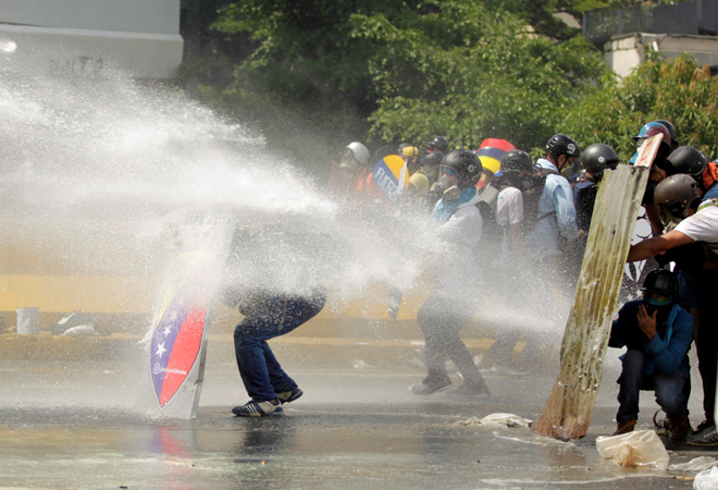 Escuderos en medio de brutal represión en Caracas, Venezuela, May 10, 2017 / Reuters 