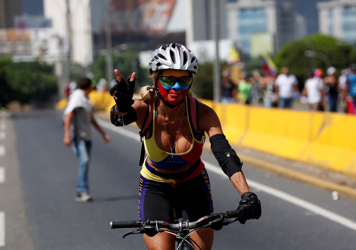 An opposition supporter rallies against President Nicolas Maduro in Caracas, Venezuela, May 20, 2017. REUTERS/Carlos Garcia Rawlins