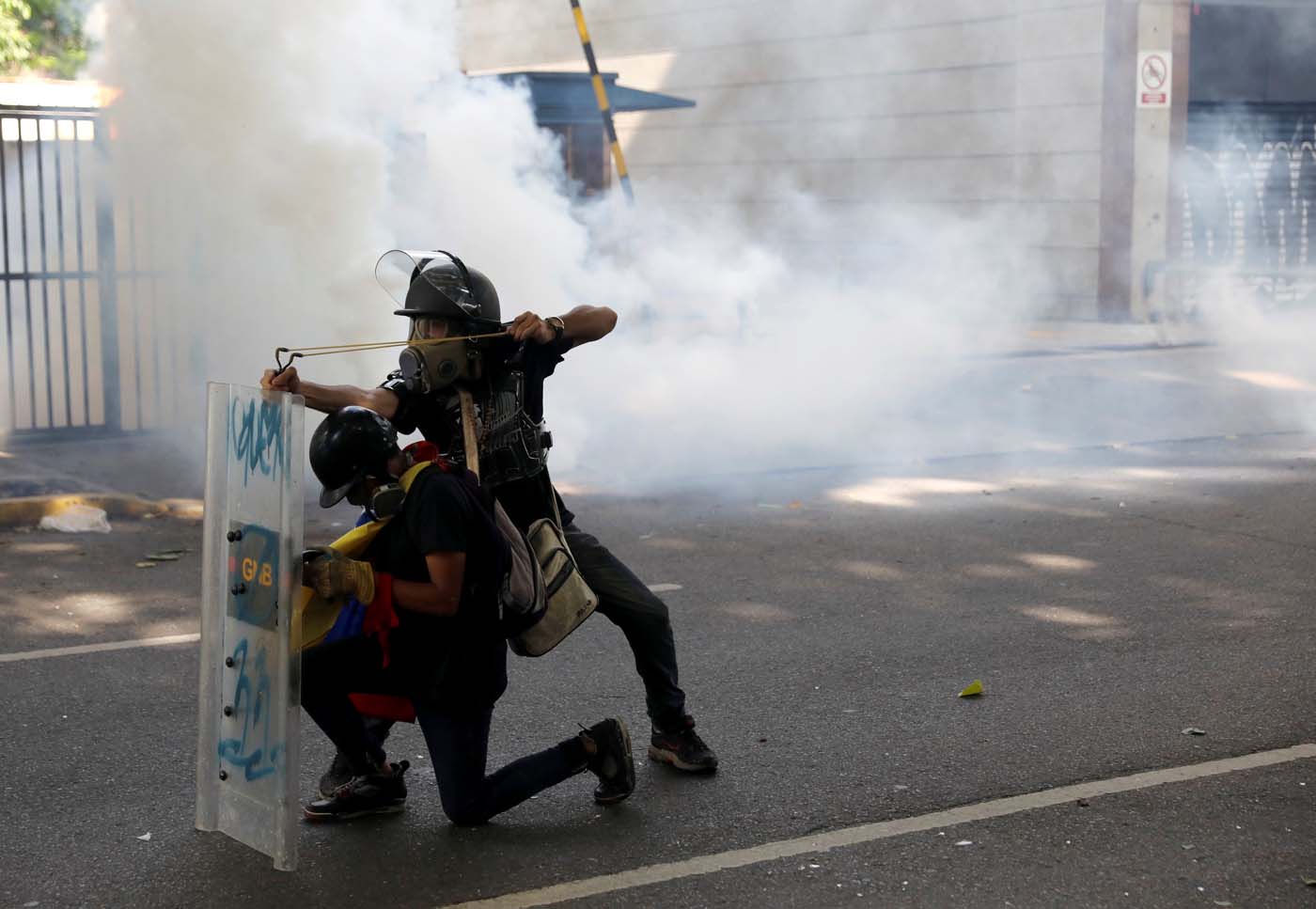 Opposition supporters clash with riot security forces while rallying against President Nicolas Maduro in Caracas, Venezuela, May 20, 2017. REUTERS/Carlos Garcia Rawlins TPX IMAGES OF THE DAY