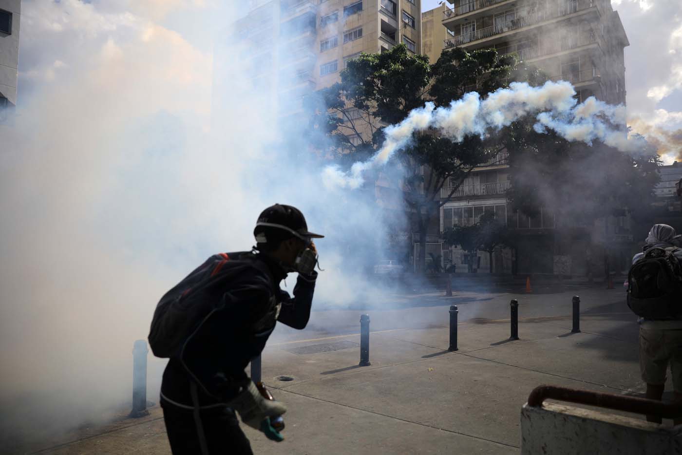 Opposition supporters clash with riot security forces while rallying against President Nicolas Maduro in Caracas, Venezuela, May 20, 2017. REUTERS/Carlos Barria