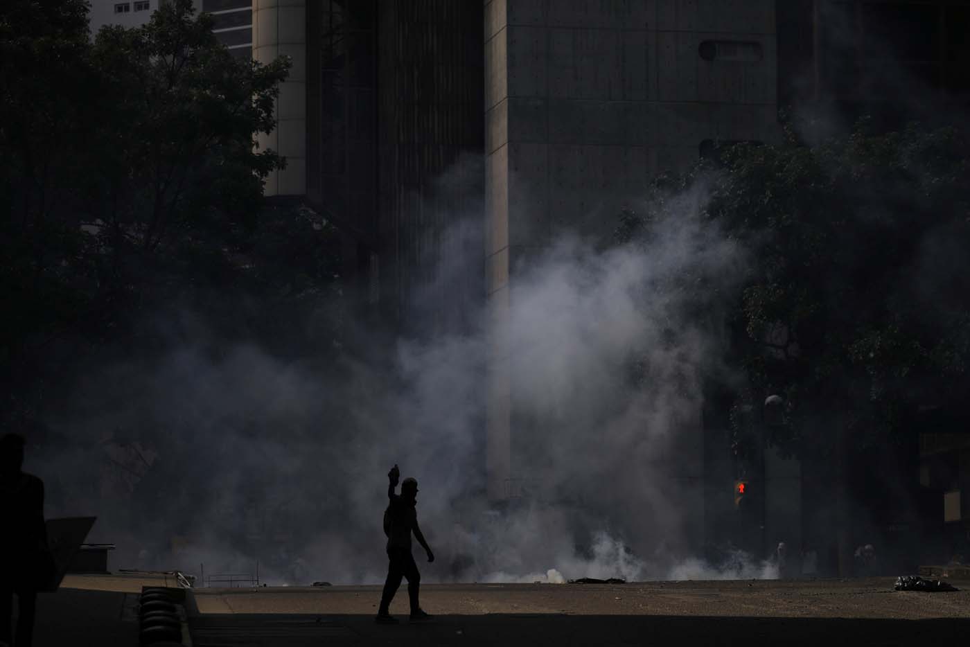 An opposition supporter clashes with security forces during a rally against Venezuela's President Nicolas Maduro in Caracas, Venezuela May 20, 2017. REUTERS/Carlos Barria