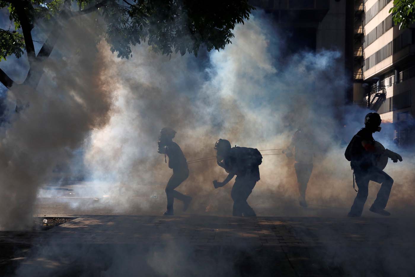 Opposition supporters clash with riot security forces while rallying against President Nicolas Maduro in Caracas, Venezuela, May 20, 2017. REUTERS/Carlos Garcia Rawlins