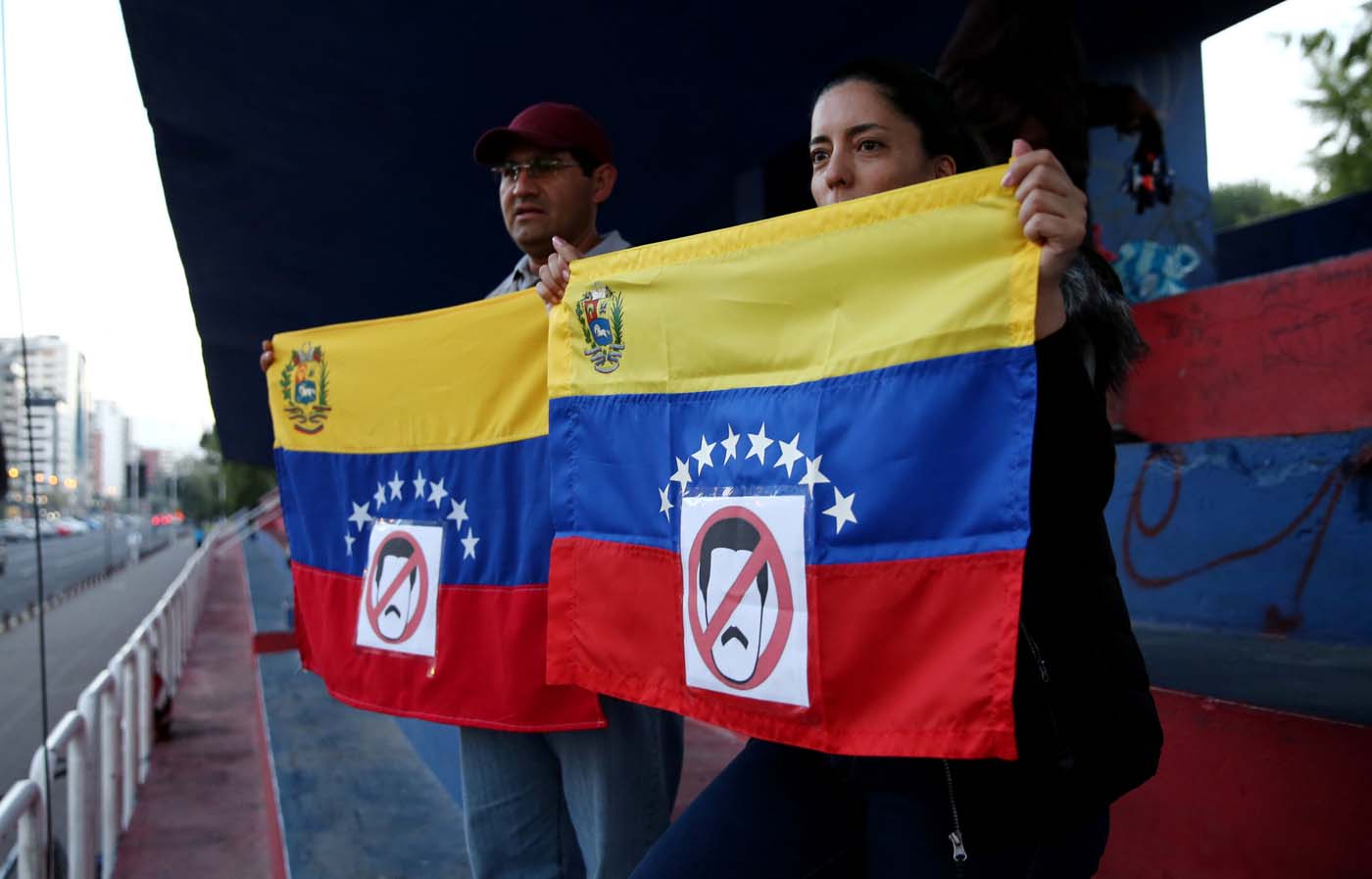 People holding Venezuelan flags protest against a visit by Venezuela's President Nicolas Maduro to Ecuador to attend President Lenin Moreno's inauguration, in Quito, Ecuador, May 23, 2017. REUTERS/Mariana Bazo
