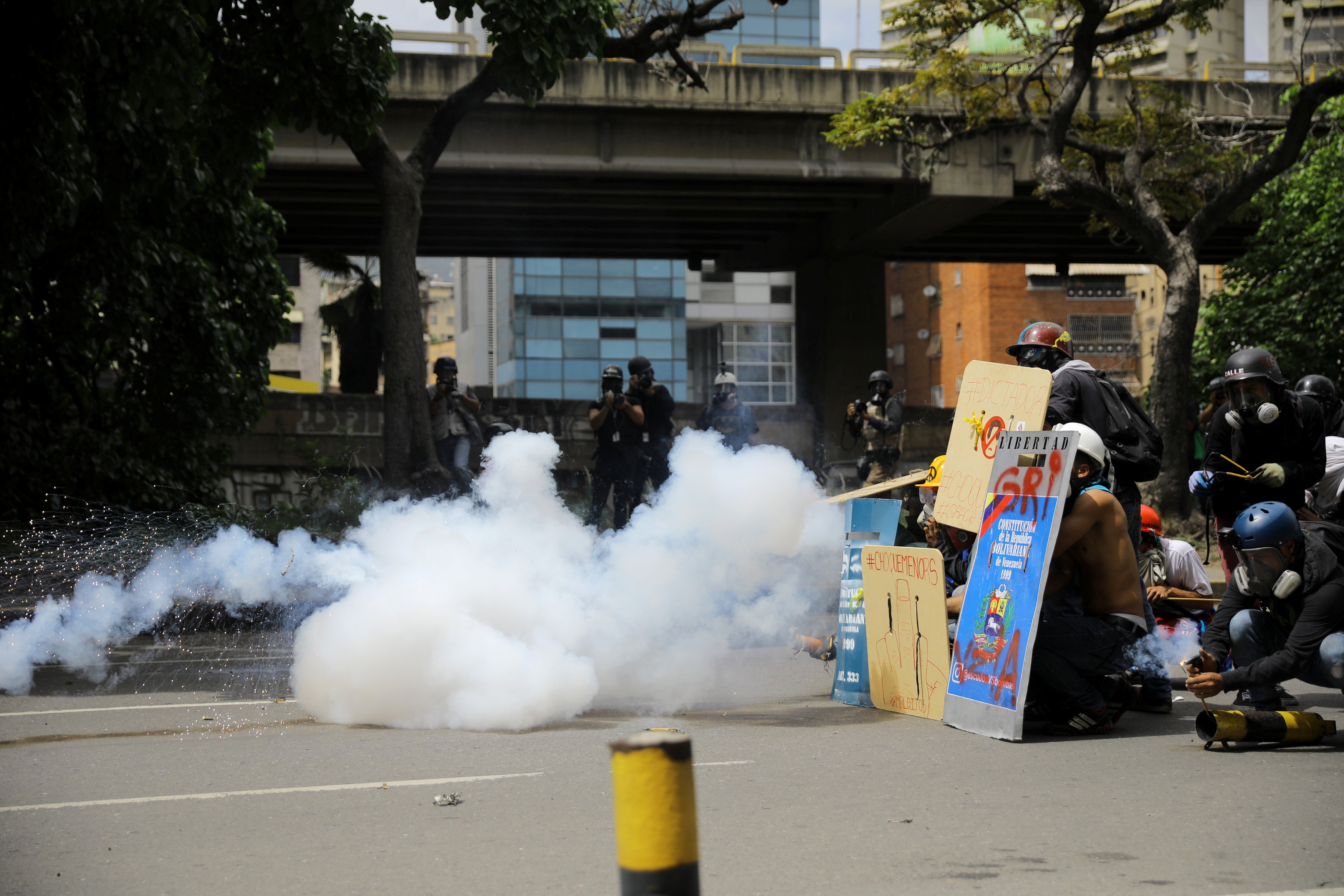 La fuerte represión de la GN hacia manifestantes en Bello Monte. REUTERS/Carlos Barria