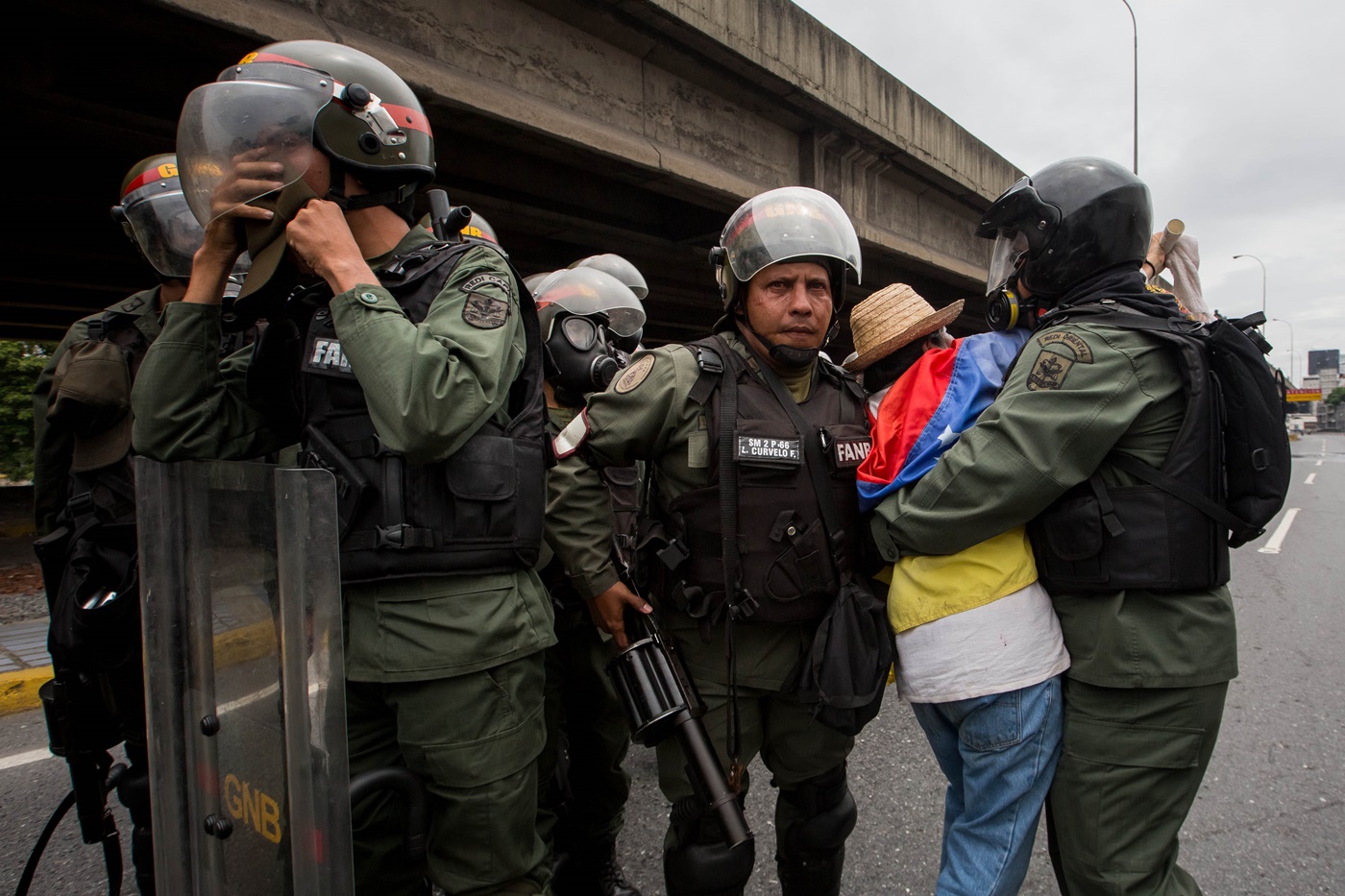 CAR012. CARACAS (VENEZUELA), 03/05/2017 - Militares retiran a una mujer que bloqueaba el paso de una tanqueta de la Guardia Nacional durante una manifestación encabezada por diputados opositores hoy, miércoles 3 de mayo de 2017, en Caracas (Venezuela). La Guardia Nacional Bolivariana (GNB, policía militarizada) de Venezuela dispersó hoy con gases lacrimógenos una movilización opositora en el este de Caracas que pretendía llegar hasta la sede de la Asamblea Nacional (AN, Parlamento), ubicada en el centro de la capital. EFE/MIGUEL GUTIERREZ