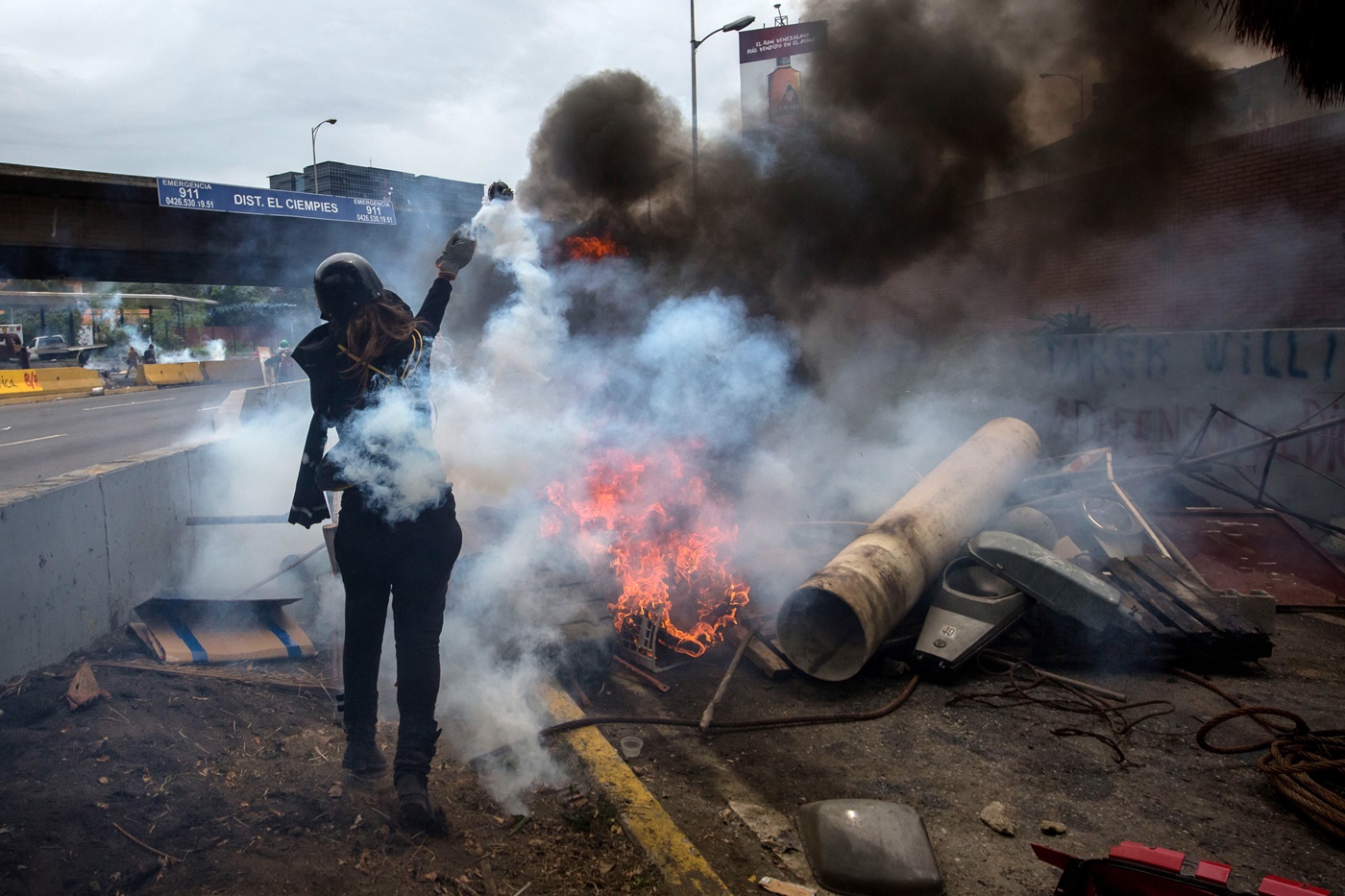 CAR028. CARACAS (VENEZUELA), 03/05/2017 - Participantes de una manifestación se enfrentan con miembros de la Guardia Bolivariana hoy, miércoles 3 de mayo de 2017, en Caracas (Venezuela). La Guardia Nacional Bolivariana (GNB, policía militarizada) de Venezuela dispersó hoy con gases lacrimógenos una movilización opositora en el este de Caracas que pretendía llegar hasta la sede de la Asamblea Nacional (AN, Parlamento), ubicada en el centro de la capital. EFE/MIGUEL GUTIERREZ