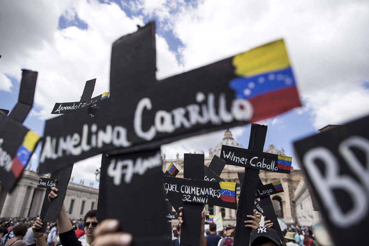 Vatican City (Vatican City State (holy See)), 07/05/2017.- Demonstrators with black crosses adorned with Venezuela flags and with the names of those killed in weeks of violent demonstrations calling on Venezuela's President Nicolas Maduro to step down, stage a demonstration in St. Peter's Square prior to the start of Pope Francis Regian Coeli noon prayer, at the Vatican, 07 May, 2017. (Protestas, Papa) EFE/EPA/Massimo Percossi
