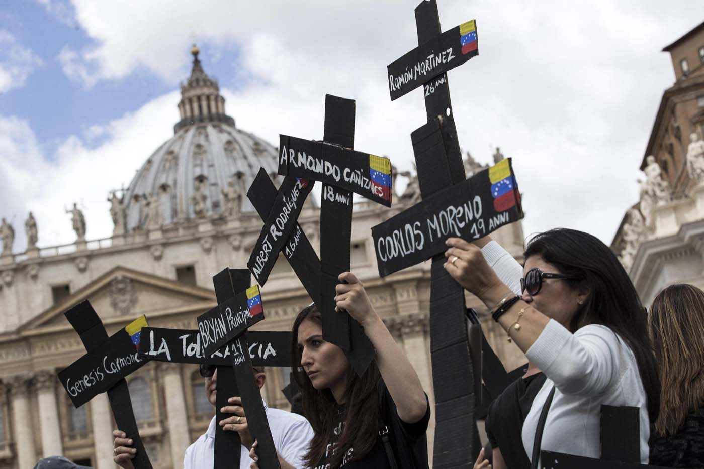 PER104. Vatican City (Vatican City State (holy See)), 07/05/2017.- Demonstrators with black crosses adorned with Venezuela flags and with the names of those killed in weeks of violent demonstrations calling on Venezuela's President Nicolas Maduro to step down, stage a demonstration in St. Peter's Square prior to the start of Pope Francis Regina Coeli noon prayer, at the Vatican, 07 May 2017. (Protestas, Papa) EFE/EPA/Massimo Percossi