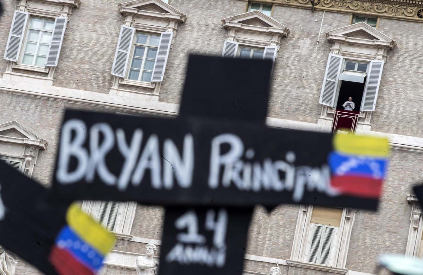 PER105. Vatican City (Vatican City State (holy See)), 07/05/2017.- Demonstrators with black crosses adorned with Venezuela flags and with the names of those killed in weeks of violent demonstrations calling on Venezuela's President Nicolas Maduro to step down, stage a demonstration in St. Peter's Square during Pope Francis' Regina Coeli noon prayer, at the Vatican, 07 May 2017. (Protestas, Papa) EFE/EPA/Massimo Percossi
