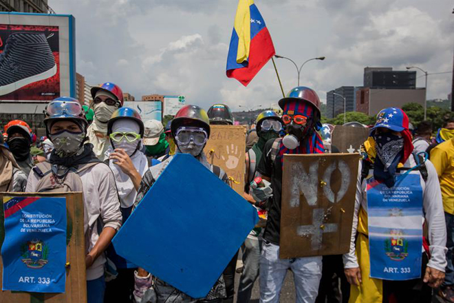 Escuderos en medio de brutal reprsión en Caracas, Venezuela, May 10, 2017 / EFE